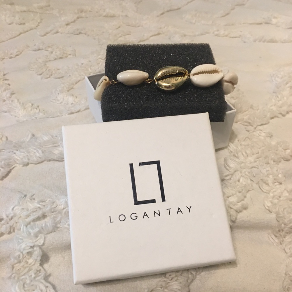 Statement shell bracelet with self adjuster.